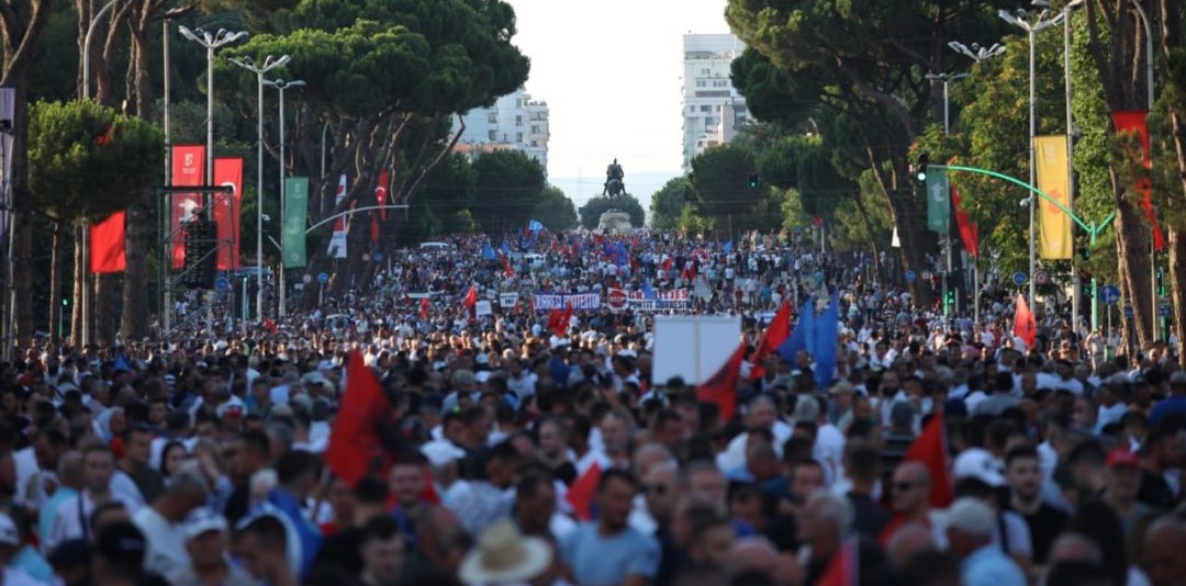 Opozita sot pasdite ne proteste, Policia njofton masat, 15 akse te bllokuara